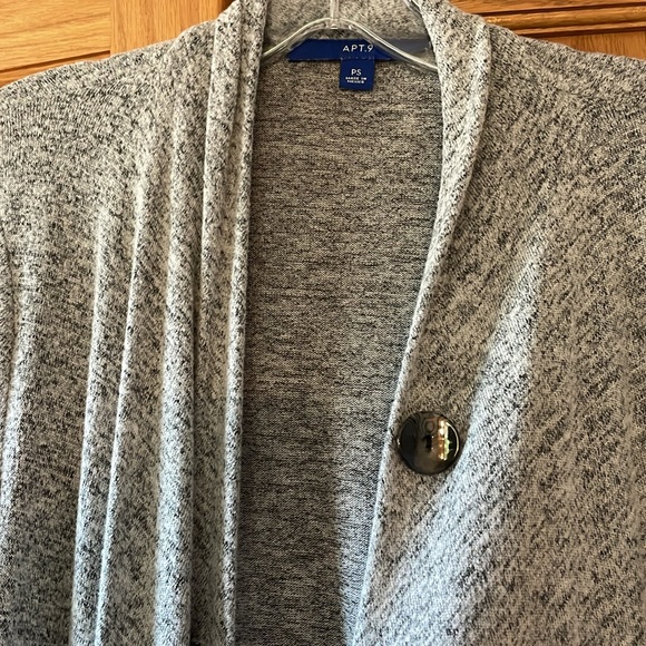Gray open sweater wrap with top button - Picture 2 of 3